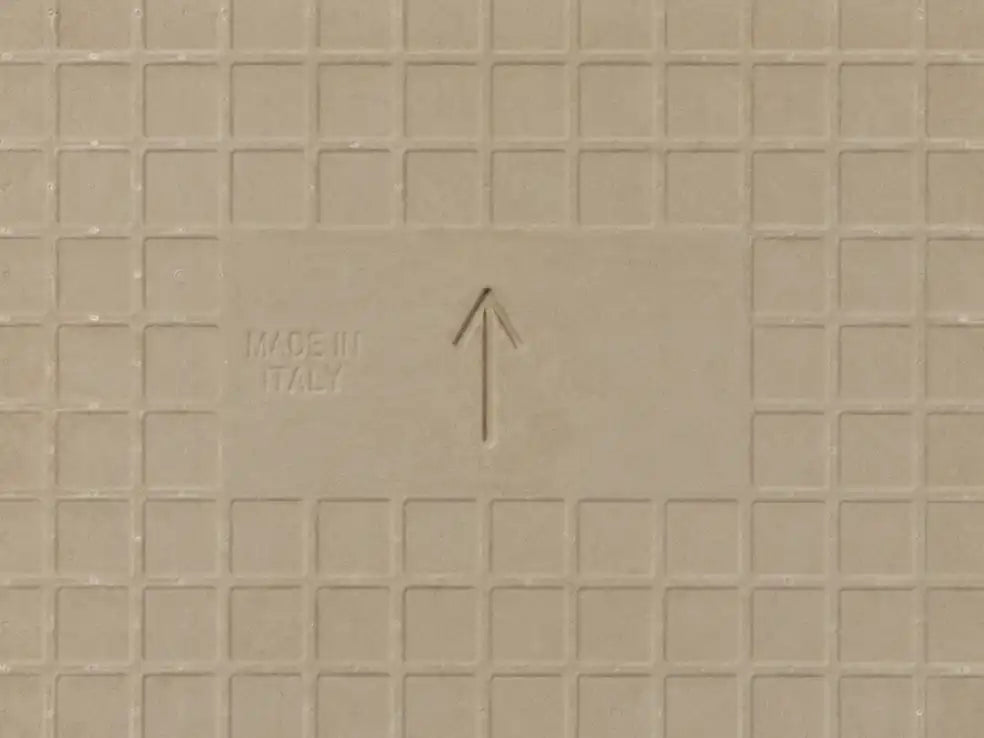 Wozu ist ein Pfeil auf der Rückseite von Fliesen?